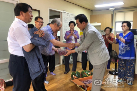 중구동주민자치위원회가 경로당을 찾아 어르신들에게 수박과 자두를 전달하고 있다. 안동시 제공