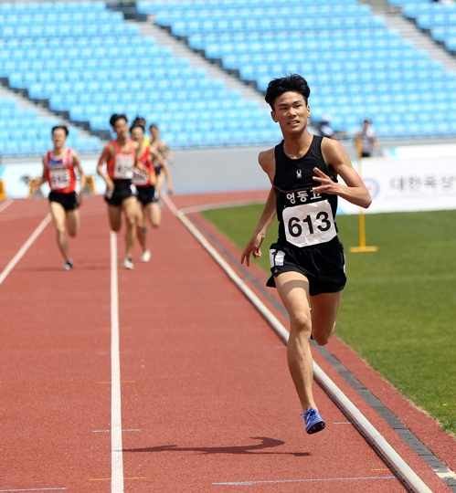육상 기대주 이재웅(오른쪽)이 지난 5월 충북 충주종합운동장에서 열린 제48회 전국종별육상경기선수권대회 남자 고등부 1,500m 결승에서 힘차게 질주하고 있다. 대한육상연맹 제공