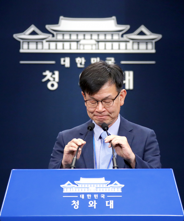 청와대 김상조 정책실장이 14일 오후 춘추관 대브리핑룸에서 내년도 최저임금 결정과 관련한 청와대의 입장을 밝히고 있다. 연합뉴스