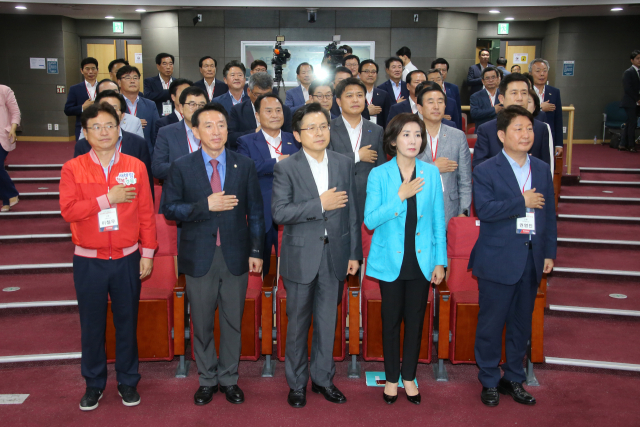 황교안 대표, 나경원 원내대표 등 자유한국당 지도부와 당 소속 전국 기초자치단체장들이 13일 국회 의원회관에서 열린 자유한국당 기초단체장 특별위원회 워크숍에 참석해 국기에 경례하고 있다. 연합뉴스