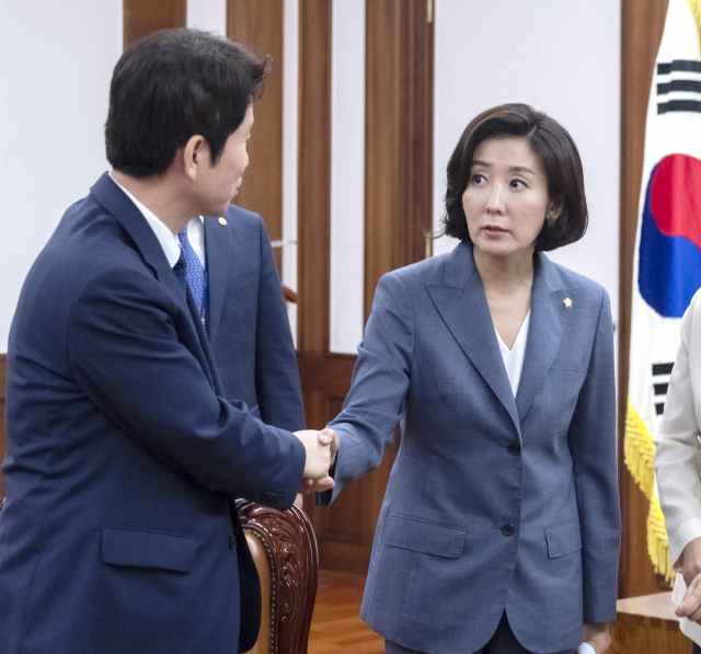 더불어민주당 이인영(왼쪽), 자유한국당 나경원 원내대표가 15일 오전 국회에서 열린 문희상 국회의장 주재 여야 교섭단체 원내대표 회동에 참석하며 인사하고 있다. 연합뉴스