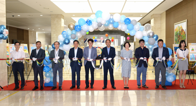 15일 한국전력기술에서 열린 경북김천 청렴플러스 문화제에 참석한 내빈들이 테이프 커팅을 하고 있다. 한국전력기술 제공