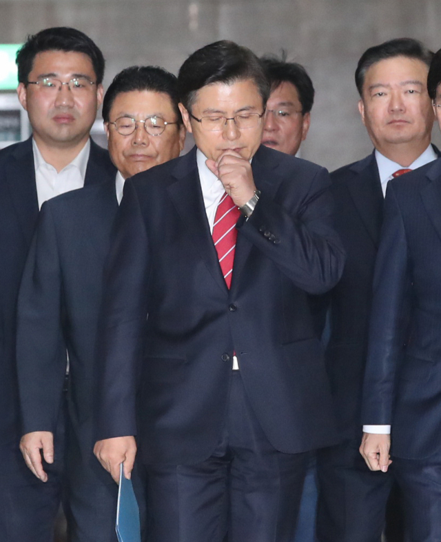자유한국당 황교안 대표가 15일 국회에서 일본 관련 기자회견을 위해 이동하고 있다. 연합뉴스