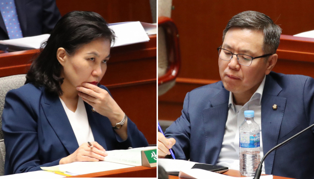 15일 국회에서 열린 예산결산특별위원회 전체회의에서 자유한국당 정태옥 의원(오른쪽)이 동료 의원들이 아내인 유명희 산업통상자원부 통상교섭본부장(왼쪽)에게 정책과 관련해 집중 추궁하자 시선을 외면하고 있다. 연합뉴스