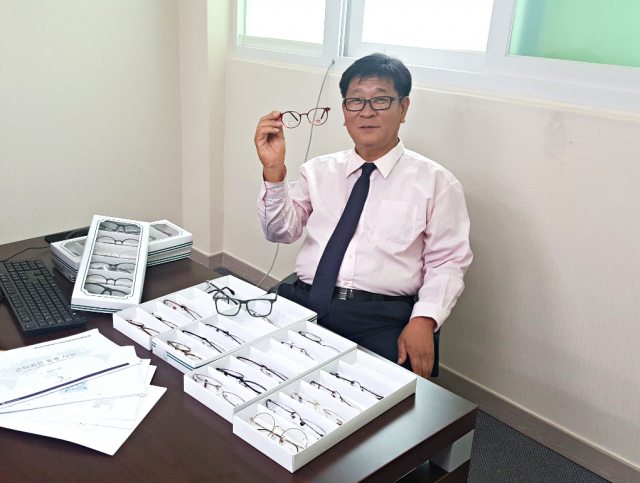 유효식 (주)SCM100 고문이 자체 개발한 근적외선 방출 안경테를 소개하고 있다. 박상구 기자