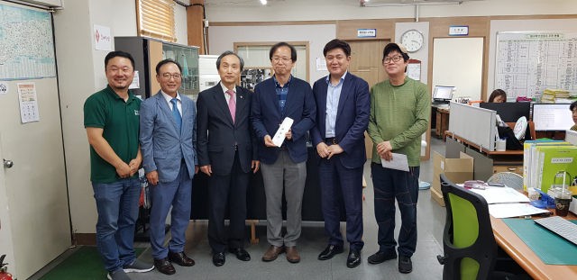 이춘희 대구변호사회장(왼쪽 세번째)이 자원봉사능력개발원에 6월분 성금을 전달하는 모습. 대구변호사회 제공.