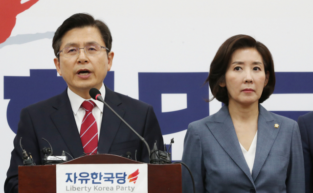 황교안 자유한국당 대표가 15일 국회에서 일본 관련 기자회견을 하고 있다. 연합뉴스
