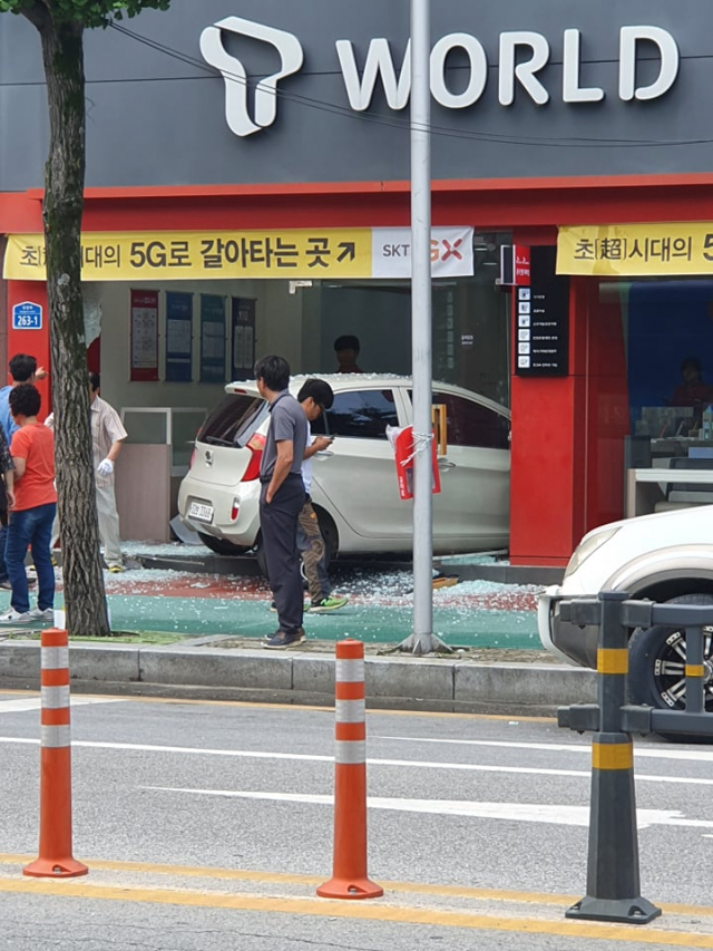 영업중인 상주 한 휴대폰 매장에 모닝 차량이 갑자기 돌진한 모습 독자 제공