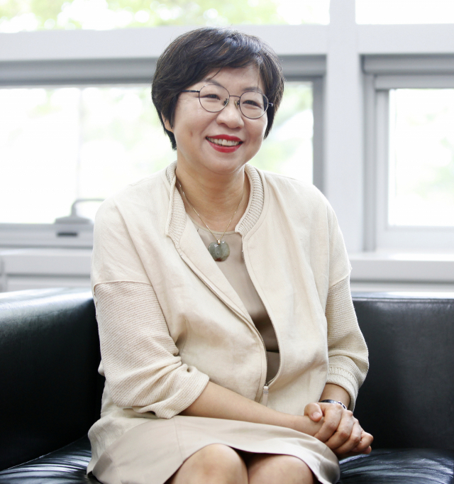 이달 30일로 취임 100일째를 맞은 최은주 대구미술관장이 부임 후 가진 직원 면담 에피소드와 앞으로 대구미술관 발전을 위한 운영과 전시 계획 등을 설명하고 있다. 대구미술관 제공