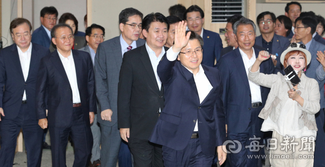 황교안 자유한국당 대표가 정용기 정책위의장을 비롯한 지역 국회의원과 함께 16일 대구 엑스코에서 열린 대구 경제 살리기 토론회장에 손을 흔들며 입장하고 있다. 성일권 기자 sungig@imaeil.com
