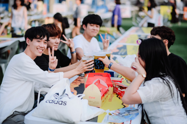 대구시는 정부 부처와의 협의를 거쳐 축제 행사장에서도 기존 캔맥주뿐 아니라 생맥주, 수제맥주 등 다양한 맥주를 맛볼 수 있게 해 대구치맥페스티벌 활성화에 기여했다. 지난해 열린 치맥페스티벌에서 생맥주를 즐기고 있는 시민들. 대구시 제공