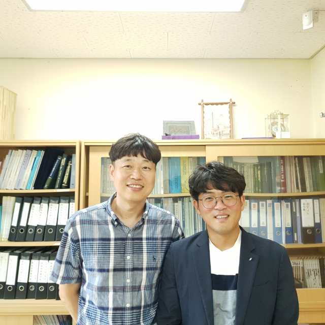 금오공대 신소재공학부 김종복(왼쪽) 교수와 고동욱 박사과정 학생이 웨어러블 소자용 유연투명전극의 경제적 패터닝 기술 개발에 성공했다. 금오공대 제공