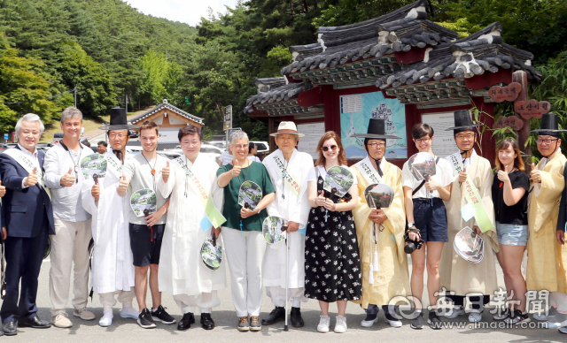 도산서원 앞에서 가진 기념행사에 참여한 이근필 퇴계 종손과 권영세 안동시장 등이 국내외 관광객들과 기념촬영하고 있다. 안동시 제공
