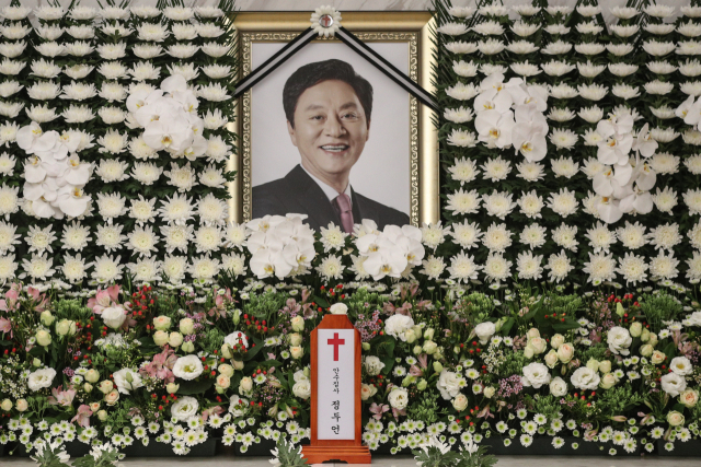 17일 오전 서울 신촌 세브란스병원 장례식장에 고 정두언 전 새누리당 의원 빈소가 마련돼 있다. 연합뉴스
