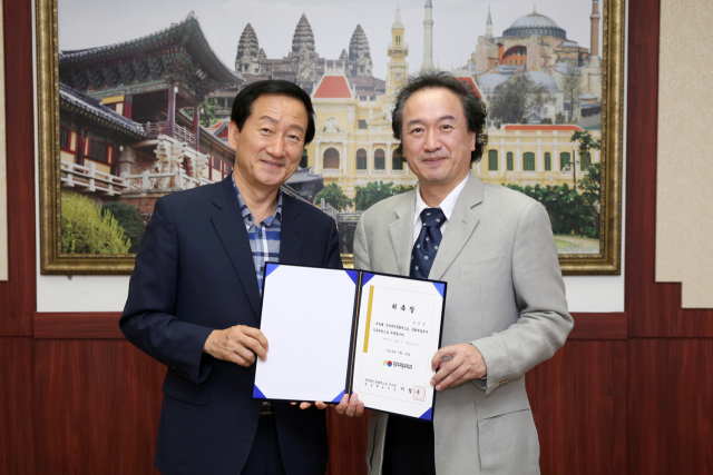 경주세계문화엑스포 자문위원으로 위촉된 유근상(오른쪽) 이탈리아 국립예술종합대 총장이 류희림 (재)문화엑스포 사무총장과 기념촬영을 하고 있다. (재)문화엑스포 제공