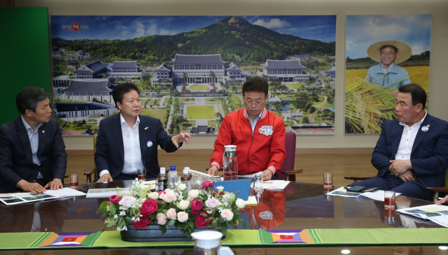 이병환 성주군수가 이철우 경북도지사에게 성주군 현안사업을 설명하고 도비지원 등 협조를 요청하고 있다. 왼쪽부터 정영길 경북도의원, 이병환 군수, 이철우 도지사, 이수경 경북도의원. 성주군 제공