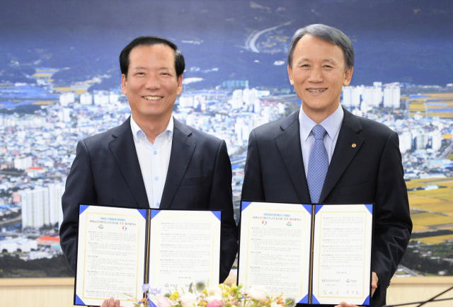 구인모 거창군수(왼쪽)와 김영기 한국승강기 안전공단 이사장이 협약식을 갖고 기념 촬영을 하고 있다.거창군 제공