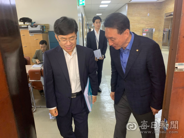 17일 오전 국회 문화체육관광위원회 법안심사소위원회 회의실 앞에서 김석기 자유한국당 국회의원(경주)이 회의실에 들어오는 국회 전문위원에게 신라왕경특별법 의결을 위한 도움을 요청하며 고개를 숙이는 모습. 홍준표 기자