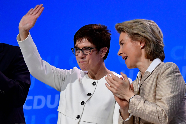 2018년 2월 독일 베를린에서 열린 기독민주당(CDU·기민당) 전당대회에서 당 사무총장에 지명된 안네그레트 크람프-카렌바우어(왼쪽) 당시 자를란트 주지사가 연설을 마친 뒤 우르줄라 폰데어라이엔(오른쪽) 당시 독일 국방장관 등 당원들의 박수에 손을 들어 인사하고 있다. 독일 차기 총리 후보로 거론되는 크람프-카렌바우어 현 기민당 대표가 유럽연합 집행위원회의 첫 여성 위원장으로 공식 선출된 폰데어라이엔 전 독일 국방장관의 후임에 지명됐다고 독일 언론이 16일(현지시간) 보도했다. 연합뉴스