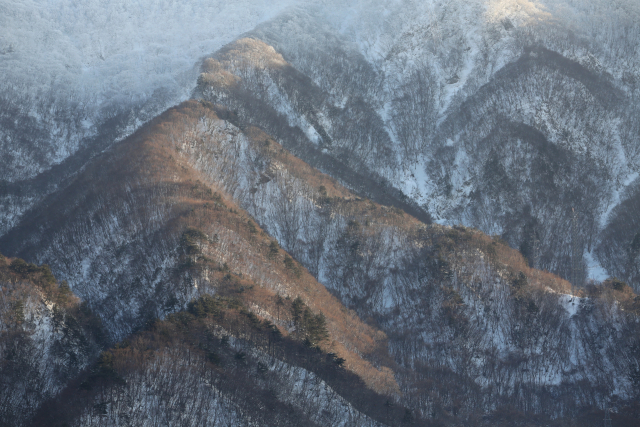 울릉도는 섬 전체가 하나의 화산이다. 분화구 안에 자리 잡은 나리마을은 화구벽을 이룬 산으로 둘러싸여 있다. 나리마을에서 본 겨울 화구벽 풍경. 김도훈 기자