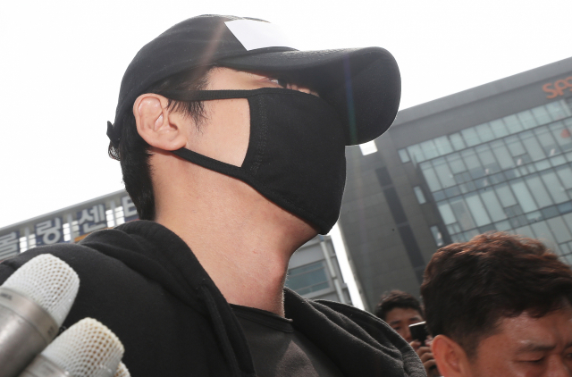 외주 스태프 여성 2명을 성폭행 및 추행한 혐의로 구속된 배우 겸 탤런트 강지환(본명 조태규·42) 씨가 18일 오전 검찰 송치를 위해 경기도 성남시 분당경찰서에서 나오고 있다. 연합뉴스