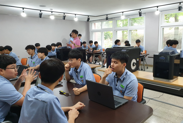 대구 능인고가 상상 제작소를 마련했다. 17일 개소한 이곳에선 메이커 교육을 진행한다. 상상 제작소 시설을 이용 중인 능인고 학생들 모습. 능인고 제공