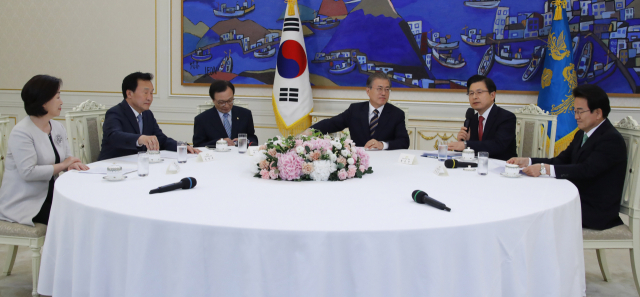 문재인 대통령이 18일 오후 청와대에서 여야 5당 대표들을 만나고 있다. 왼쪽부터 정의당 심상정 대표, 바른미래당 손학규 대표, 더불어민주당 이해찬 대표, 문 대통령, 자유한국당 황교안 대표, 민주평화당 정동영 대표. 연합뉴스