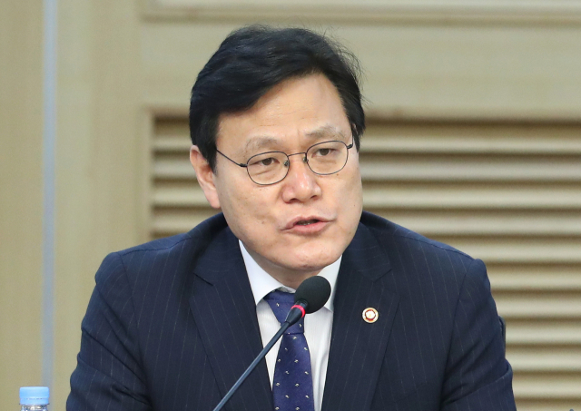 최종구 금융위원장이 18일 정부서울청사 금융위 기자실에서 진행한 일본 수출규제 관련 금융분야 영향 브리핑에서 사의를 표명했다. 사진은 이날 오전 국회 의원회관에서 열린 