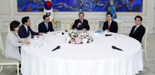 문재인 대통령이 18일 오후 청와대에서 열린 