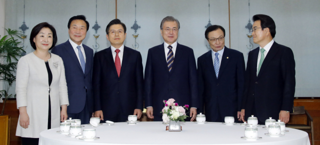 문재인 대통령이 18일 오후 청와대에서 열린 