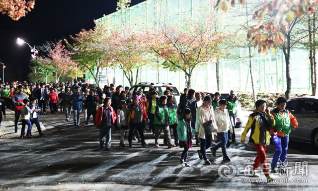 영양사랑 여름밤 가족걷기 행사 참석자들이 축구보조구장 옆을 지나며 발걸음을 옮기고 있다. 영양군 제공
