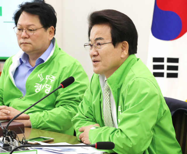 민주평화당 정동영 대표(오른쪽)가 19일 오전 국회에서 열린 최고위윈회의에서 발언하고 있다. 연합뉴스