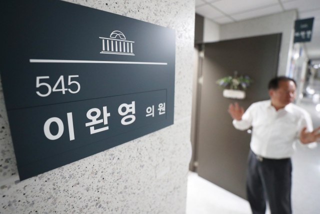 불법 정치자금 수수와 무고 혐의 등으로 기소된 자유한국당 이완영 의원이 의원직 상실형을 확정받은 13일 오전 국회 의원회관 이 의원의 사무실 앞에 직원이 무거운 표정으로 취재진에게 상황을 설명하고 있다. 대법원 3부는 상고심에서 각각 벌금 500만원과 징역 4개월에 집행유예 2년을 선고한 원심 판결을 확정했다. 연합뉴스