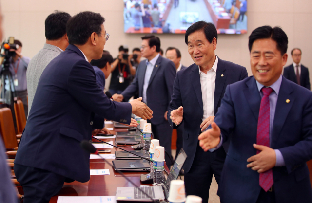1일 오전 서울 여의도 국회 본관에서 열린 산업통상자원중소벤처기업위원회 전체회의에서 자유한국당 김규환(오른쪽), 곽대훈 의원(오른쪽 두번째)이 여당 의원들과 인사하고 있다. 연합뉴스