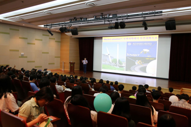 행성의 대기를 연구하고 있는 현 NASA-JPL 소속 과학자 성기윤 박사가 지난해 학생들을 대상으로 강연하고 있다.