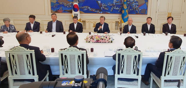 문재인 대통령이 19일 청와대에서 열린 