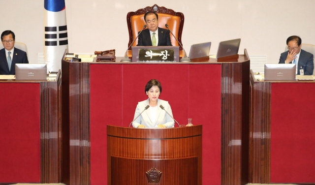 더불어민주당 남인순 의원이 지난 11일 오후 국회 본회의장에서 열린 교육·사회·문화분야 대정부질문에서 질의하고 있다. 연합뉴스