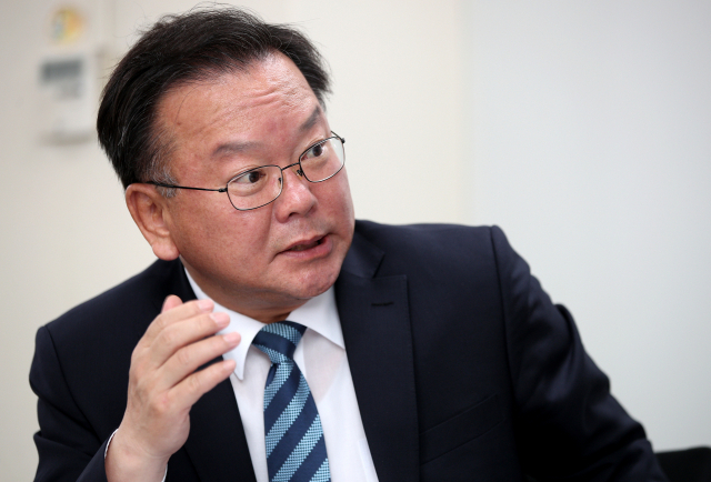 김부겸 더불어민주당 국회의원이 19일 오전 매일신문사 편집국 회의실에서 인터뷰를 하고 있다. 김영진 기자 kyjmaeil@imaeil.com