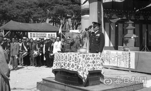 1962년 신라문화제에 참석한 박정희 국가재건최고회의 의장이 거수경례를 하고 있다. 매일신문DB