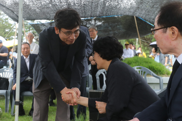 20일 경기도 남양주시 모란공원에서 열린 노회찬 의원 서거 1주기 추모제에서 유시민 노무현재단 이사장(왼쪽)이 고인의 아내 김지선 씨와 인사를 나누고 있다. 연합뉴스