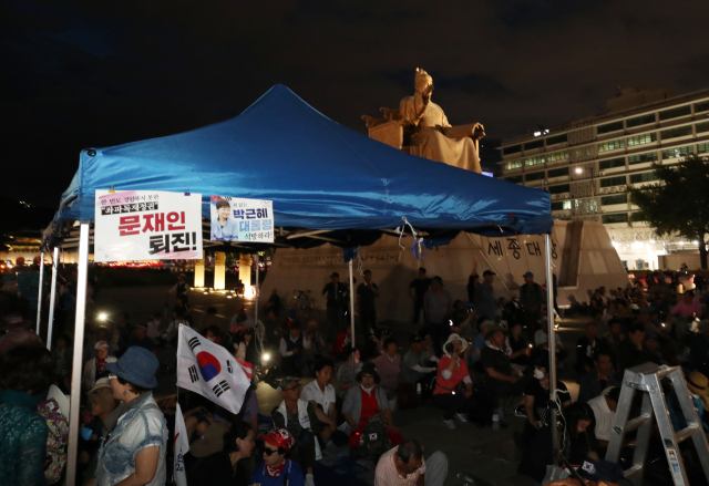 우리공화당(구 대한애국당)이 20일 오후 서울 종로구 광화문광장 세종대왕 동상 옆에 천막을 기습 설치했다. 앞서 광화문광장에 설치했던 천막 4개 동을 16일 자진 철거한 뒤 나흘 만이다. 연합뉴스