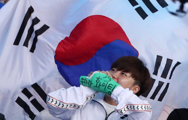 20일 광주광역시 남부대 시립국제수영장에서 열린 2019 광주세계수영선수권대회 남자 10ｍ 플랫폼 결승에서 대한민국 우하람이 연기를 마치자 한국 대표팀 스태프가 응원문구가 적힌 깁스를 들어보이고 있다. 연합뉴스