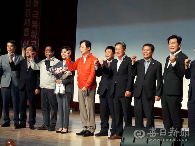 자유한국당 나경원 원내대표 및 이만희(왼쪽 네번째) 국회의원과 영천청도 당원협의회 당직자들이 화이팅을 외치며 700여 명의 당원들에게 인사하고 있다. 강선일기자