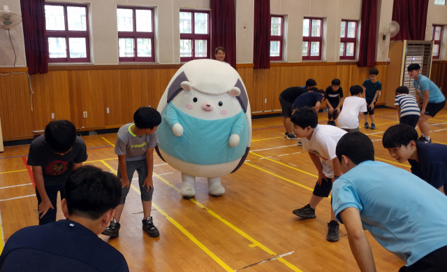 대구FC 마스코트 공슴도치 리카와 선수들이 18일 대구 욱수초등학교를 방문해 학생들을 상대로 축구 클리닉을 진행했다. 대구FC 제공.