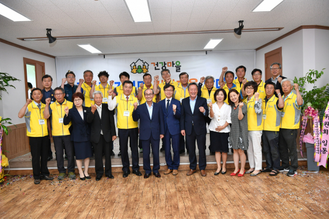 이승율(앞줄 왼쪽 여섯 번째) 군수 등 청도군 각북면 건강마을 발대식 참석자들이 파이팅을 외치고 있다. 청도군 제공
