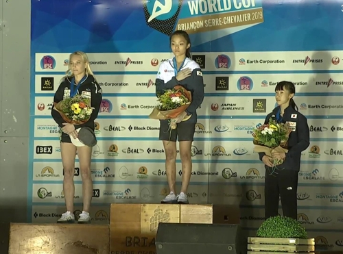 서채현(16·신정여상·가운데)이 21일 프랑스 브리앙송에서 열린 IFSC 월드컵 3차 대회 여자부 리드 결승에서 우승한 뒤 시상식에서 국민의례를 하고 있다. 대한산악연맹 제공.