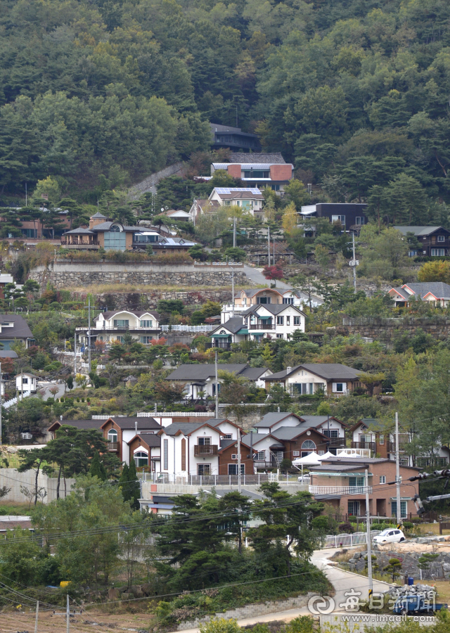 팔공산 국립공원 승격 문제가 다시금 수면 위로 떠오른 가운데, 찬반 양론이 팽팽하게 대립하고 있다. 팔공산에 자리잡은 전원주택 모습. 매일신문 DB