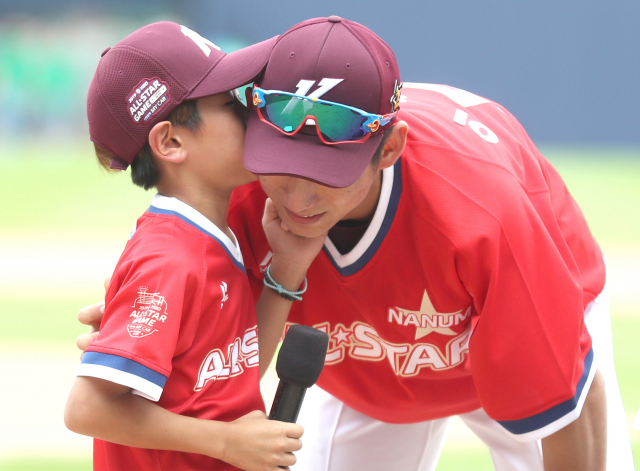 21일 경남 창원시 마산회원구 창원NC파크에서 열린 2019 KBO 프로야구 올스타전 경기 슈퍼레이스에서 우승한 키움 이정후가 팬과 뽀뽀하고 있다. 연합뉴스