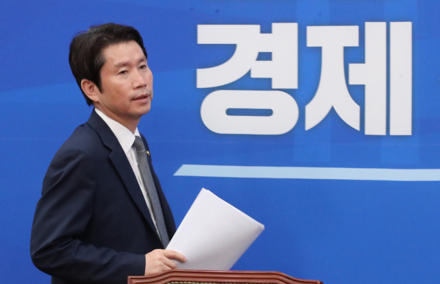 이인영 더불어민주당 원내대표가 21일 국회에서 추경 관련 기자간담회장으로 들어서고 있다. 연합뉴스