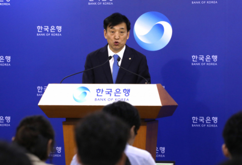 이주열 한국은행 총재가 지난 18일 서울 한국은행 기자실에서 금융통화위원회의 금리 인하 결정 배경을 설명하고 있다. 연합뉴스